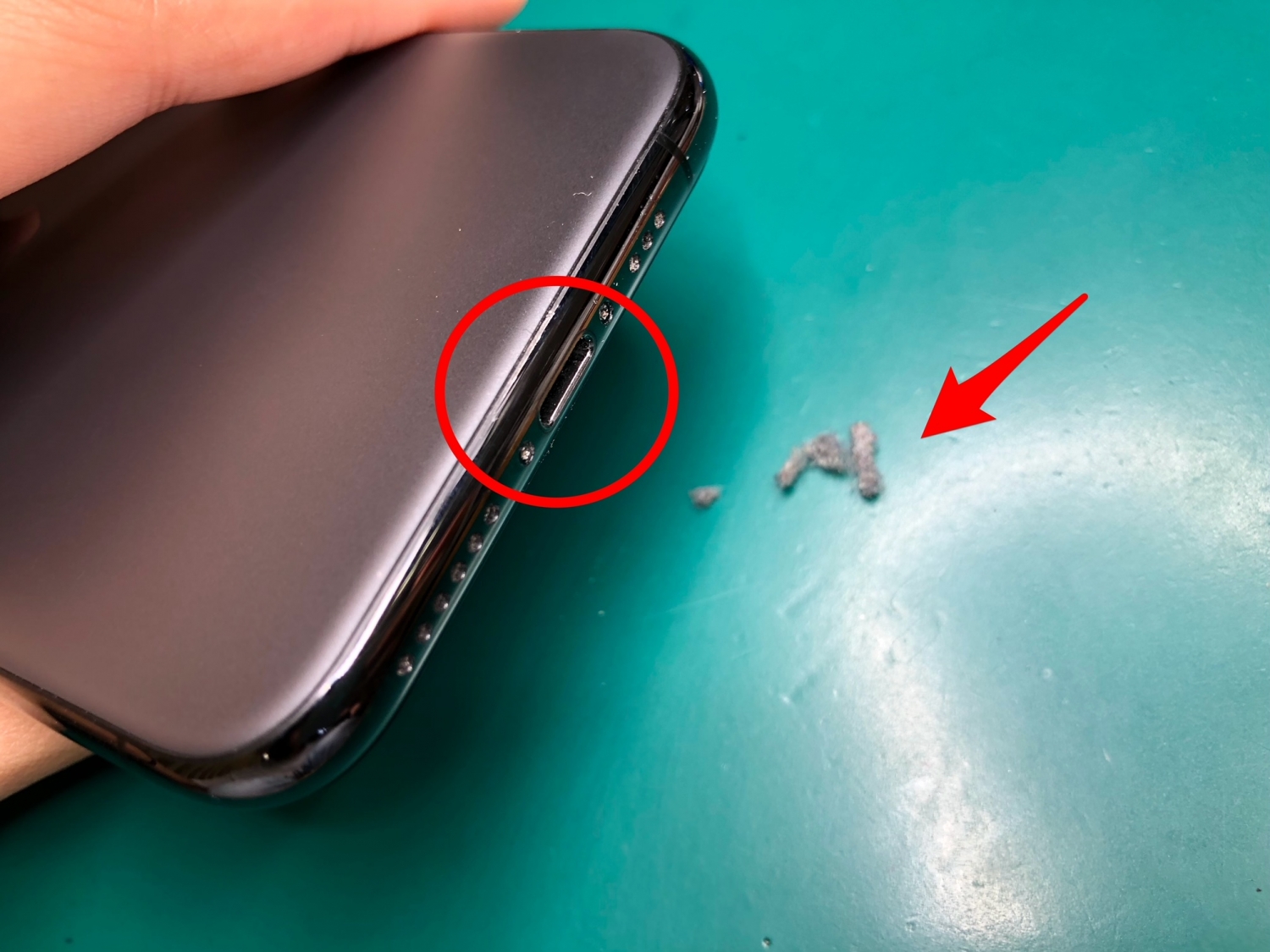 ゴ*生様 Apple iPhone 11 本体 充電接触× iPhone充電口の中に詰まったホコリは、接触不良の原因となります