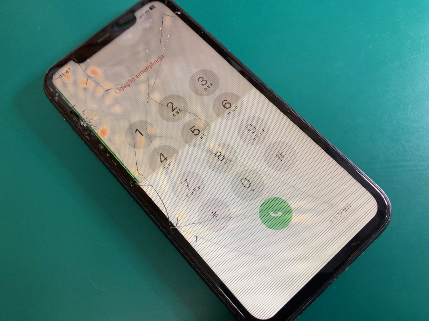 ダンベル直撃でiPhone画面故障！フロントパネル交換をさせていただきました。