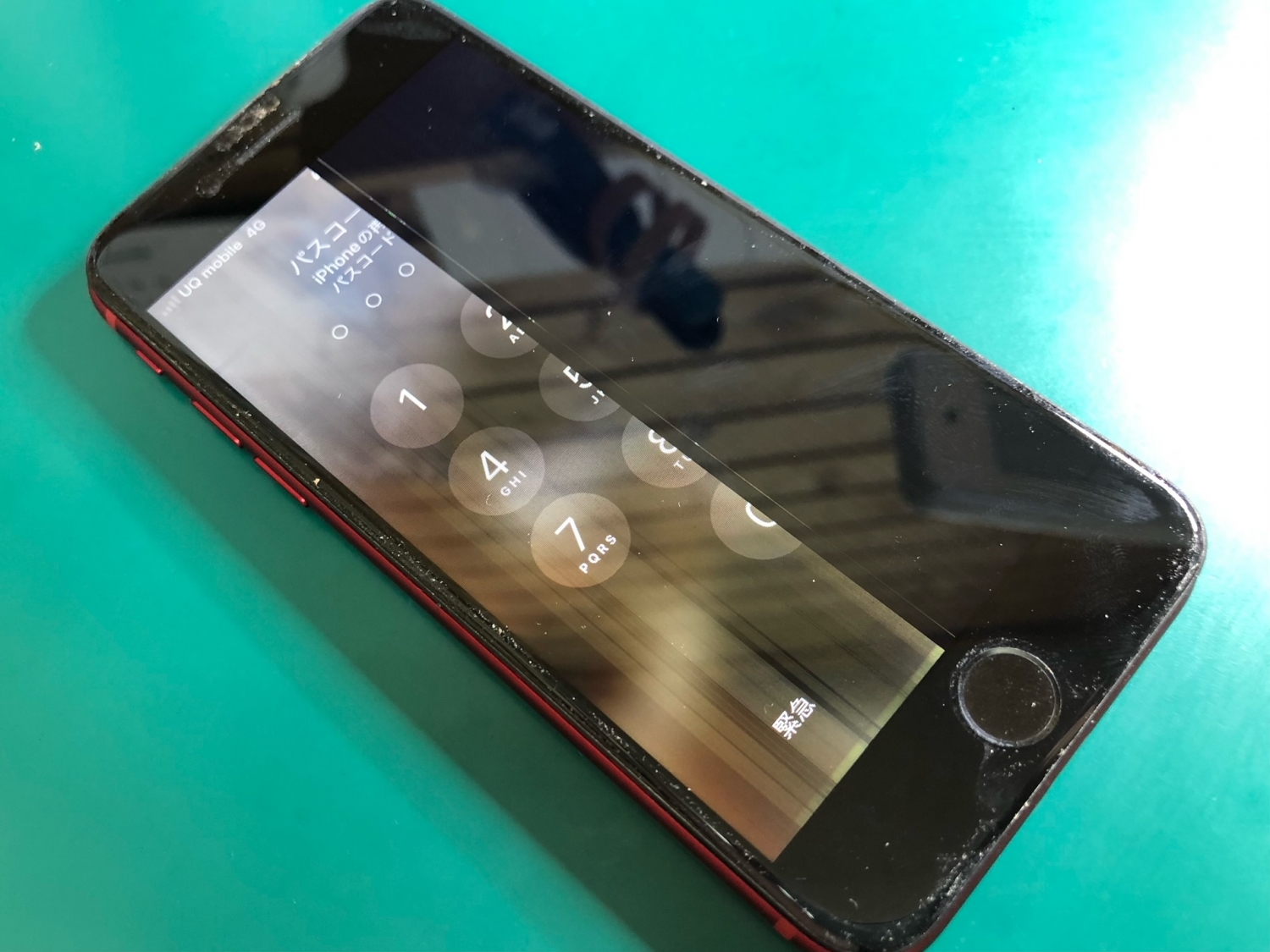 画面左半分に縦線が入り、右半分が真っ暗なiPhone修理のご依頼をいただきました。