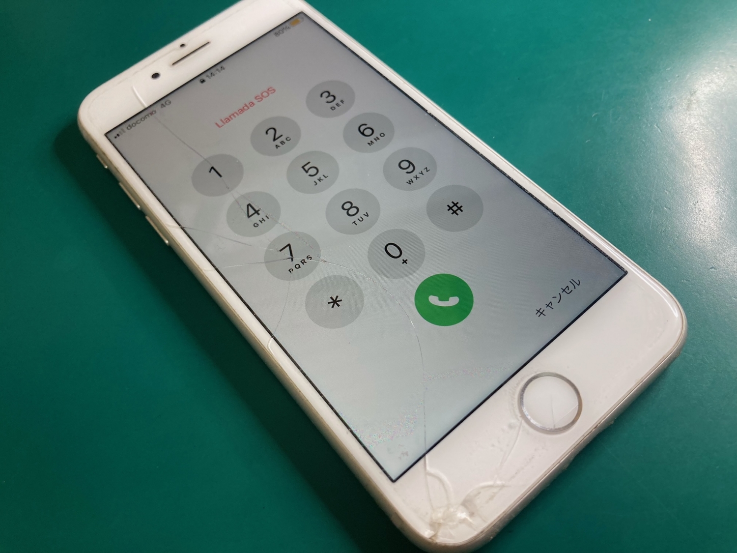 落としてiPhone画面割れとタッチ不具合が発生！フロントパネル交換をさせていただきました。