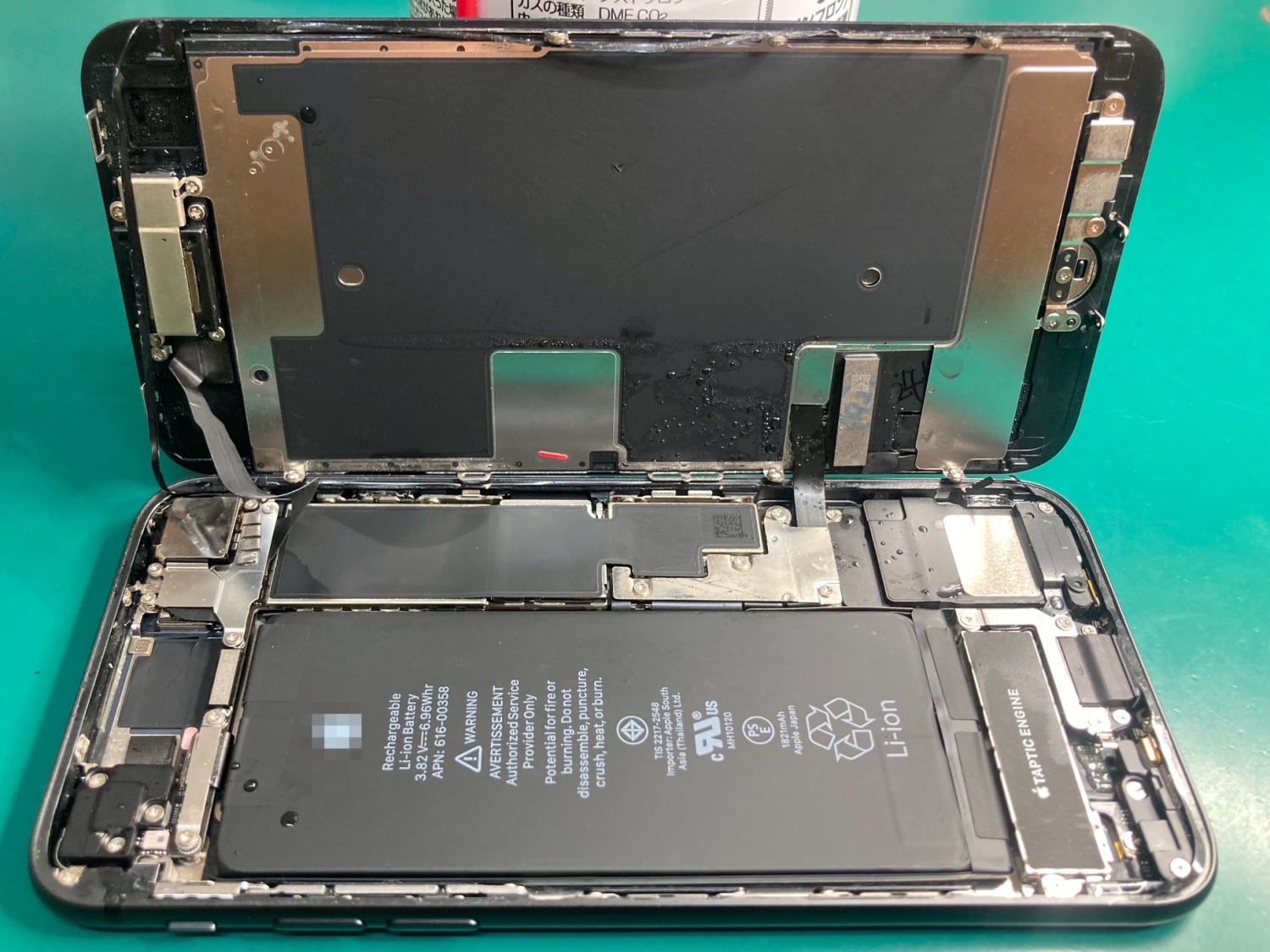 iPhone水濡れの際はすぐに電源を落としてアクセサリを外し、水滴を拭き取りましょう。