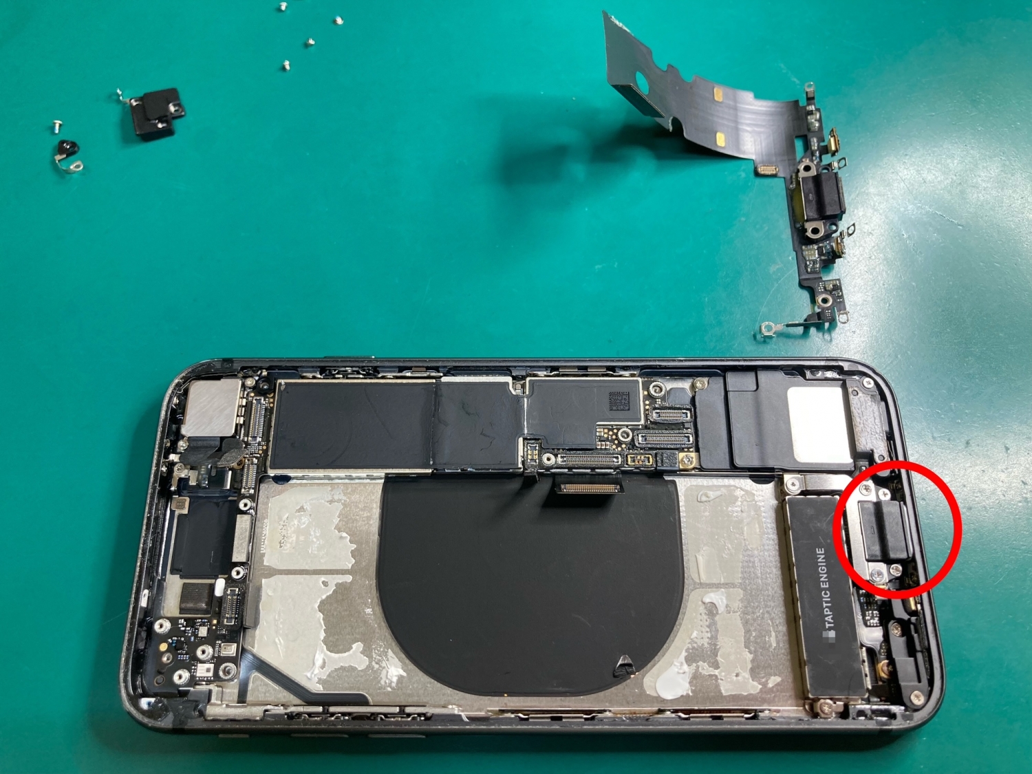 充電ケーブルを認識せず、充電が出来ないiPhoneドックコネクタ交換をさせていただきました。