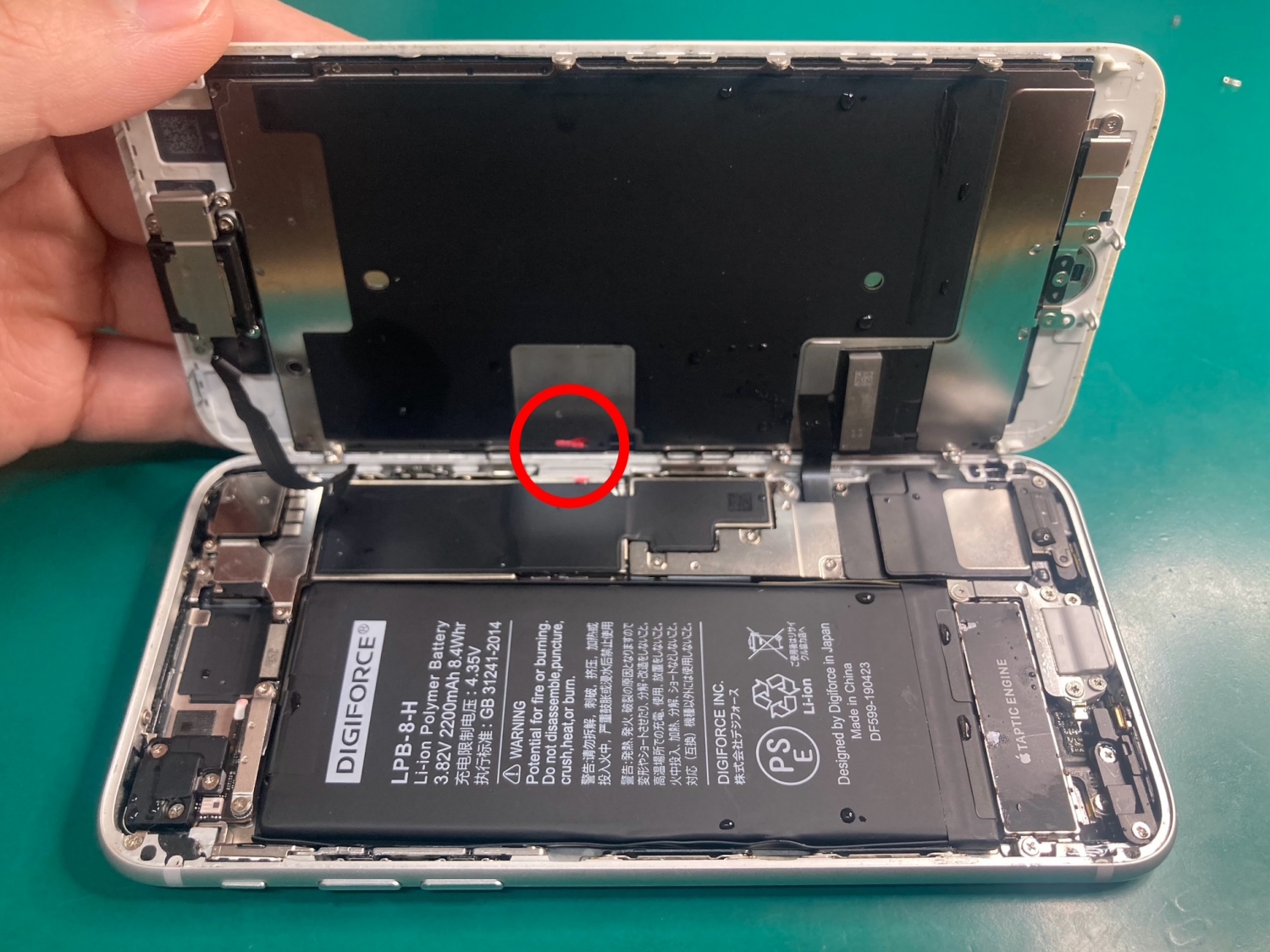 入浴中に浴槽に落としてiPhone水濡れ！分解乾燥作業をさせていただきました。