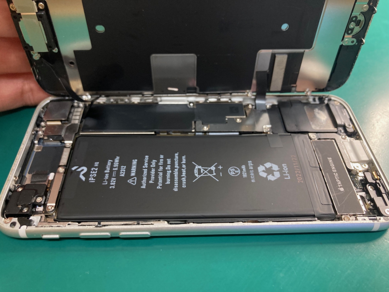 iPhoneバッテリー交換作業時間40分〜お気軽にお問い合わせください。
