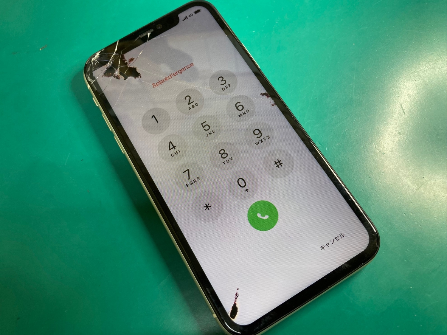 iPhone画面割れと液晶漏れのご相談、フロントパネル交換で綺麗に直りました。