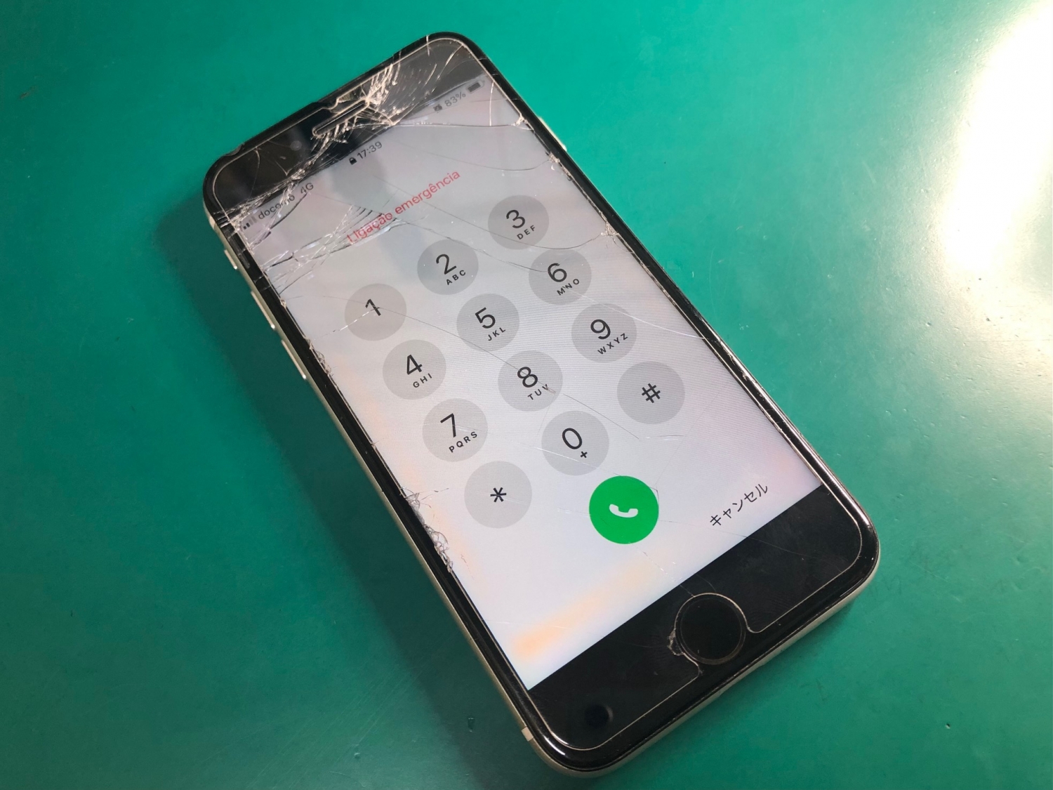 画面が剥がれ、内部が露出したiPhoneフロントパネル交換をさせていただきました。