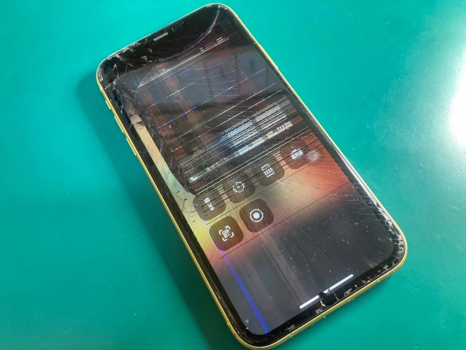 何度も落としてiPhone画面トラブル！フロントパネル交換のビフォーアフターをお届けします。
