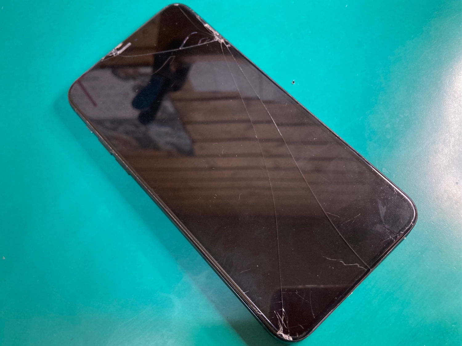 通知音や充電の反応はあるのにiPhone画面が真っ暗…有機ELパネル交換で修理完了しました。