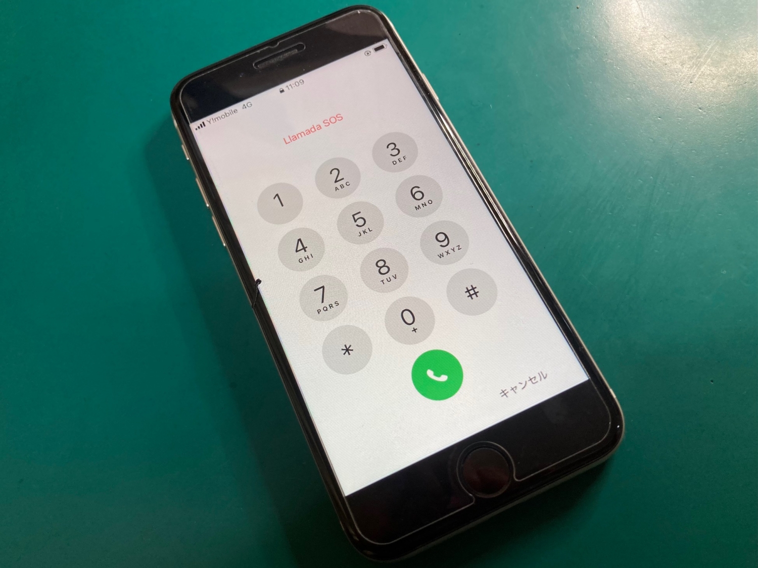 iPhone液晶画面に細かい横線、フロントパネル交換で見やすく