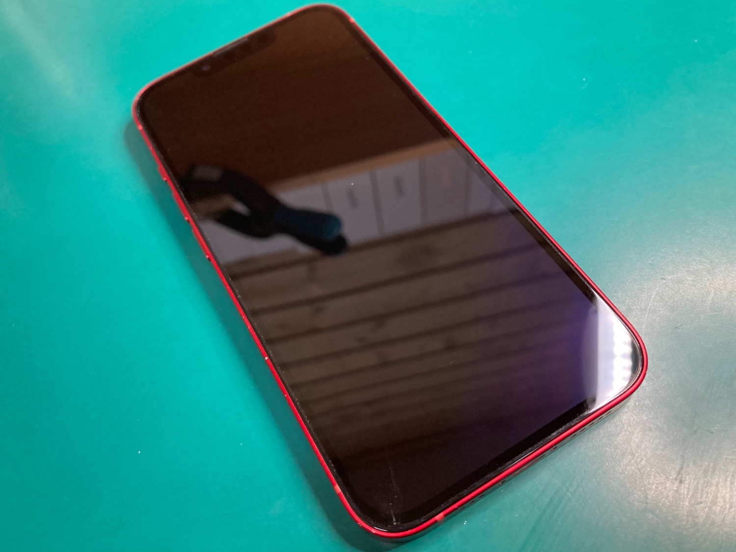 池に落ちてiPhone画面が真っ暗に！水没トラブルの際は、すぐに電源を切って修理店へご相談ください。