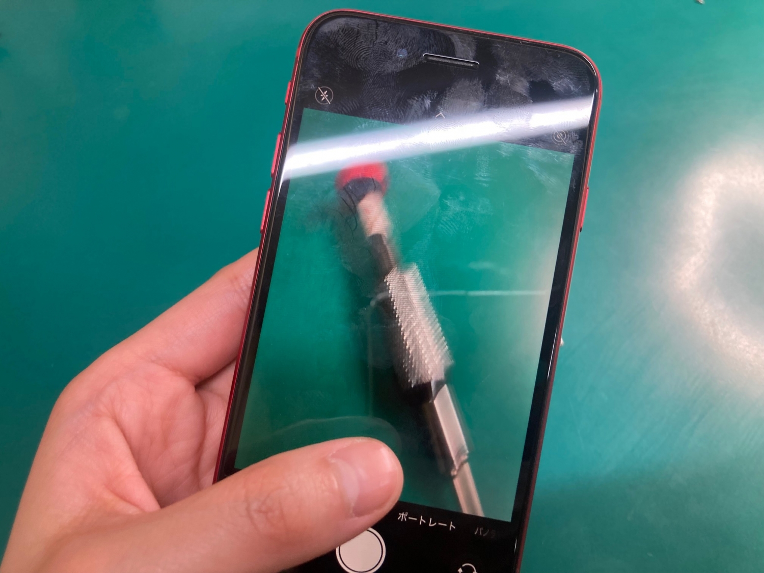 カメラを起動すると勝手に震える？iPhone SE2のアウトカメラ交換を行い