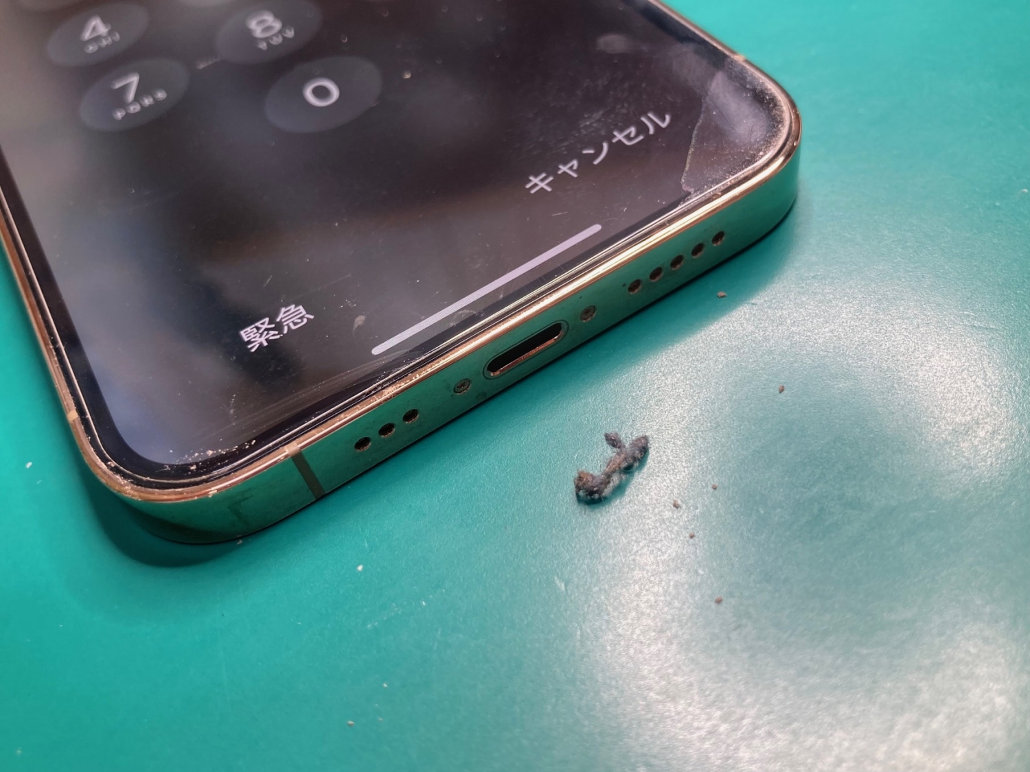 iPhoneの充電口に異物が詰まっていると、充電がうまくできなくなることがあります。
