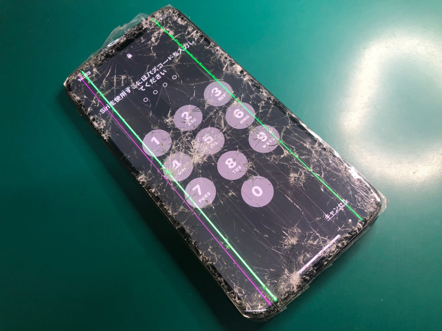車に轢かれて圧損、バキバキに割れたiPhone画面交換でデータそのまま無事でした。