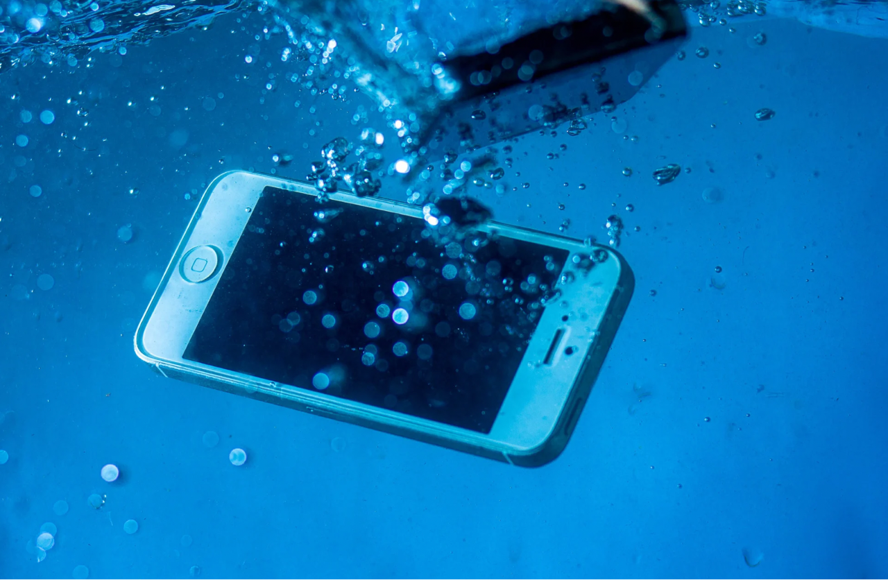 雨の日こそ要注意！iPhoneの水没トラブルが増えています。