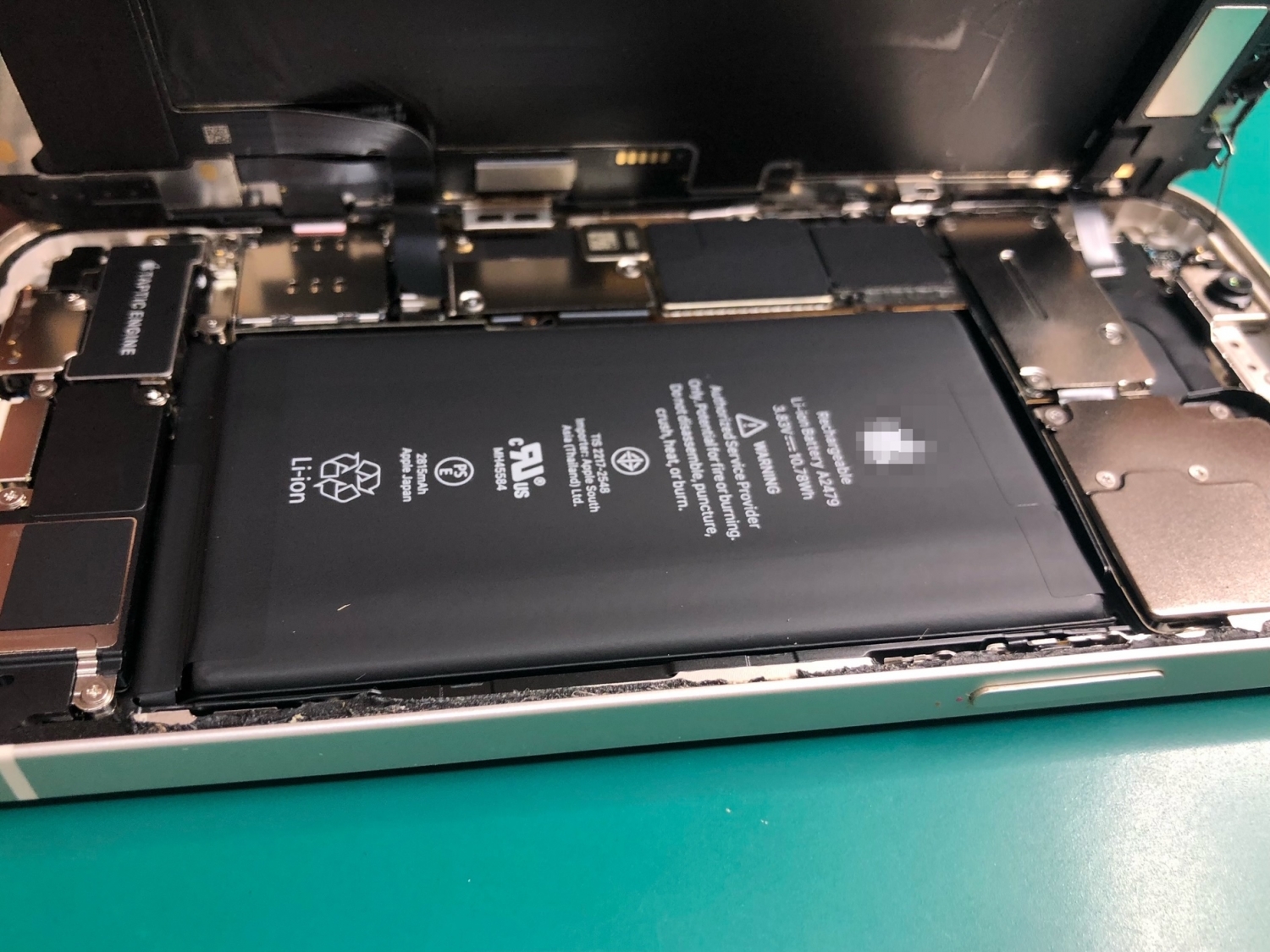 iPhone 12バッテリー膨張のサイン？バッテリー交換をさせていただきました。