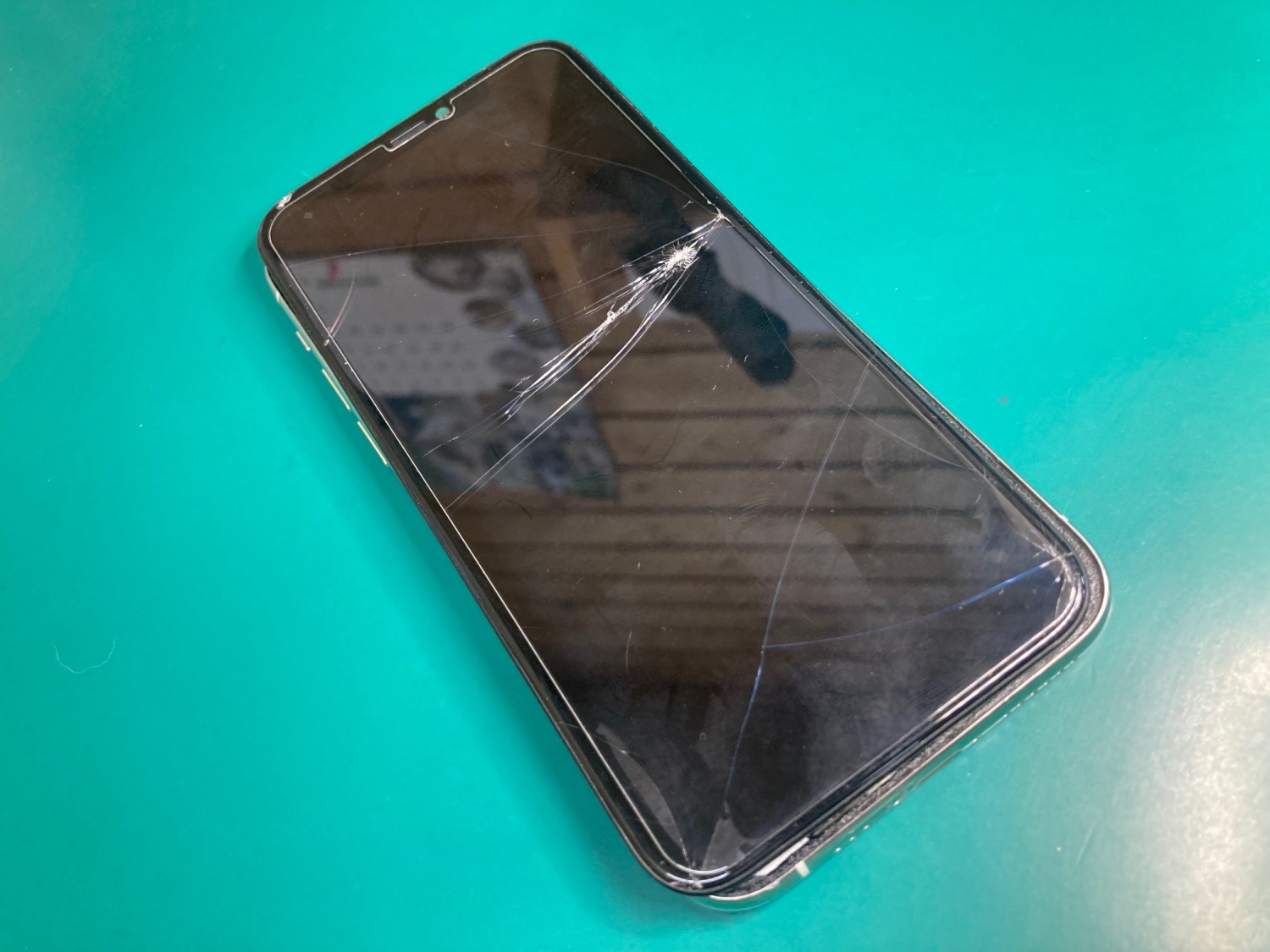 膝の高さから落として画面が真っ暗に…iPhoneのデータ無事を確認したい！