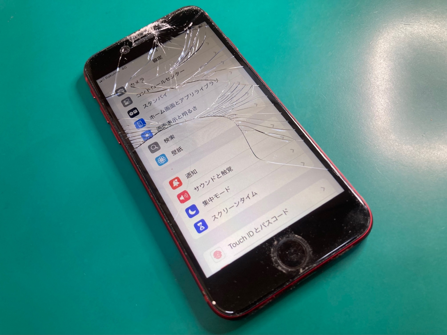 腰の高さから落として画面バキバキ！iPhone修理のビフォー