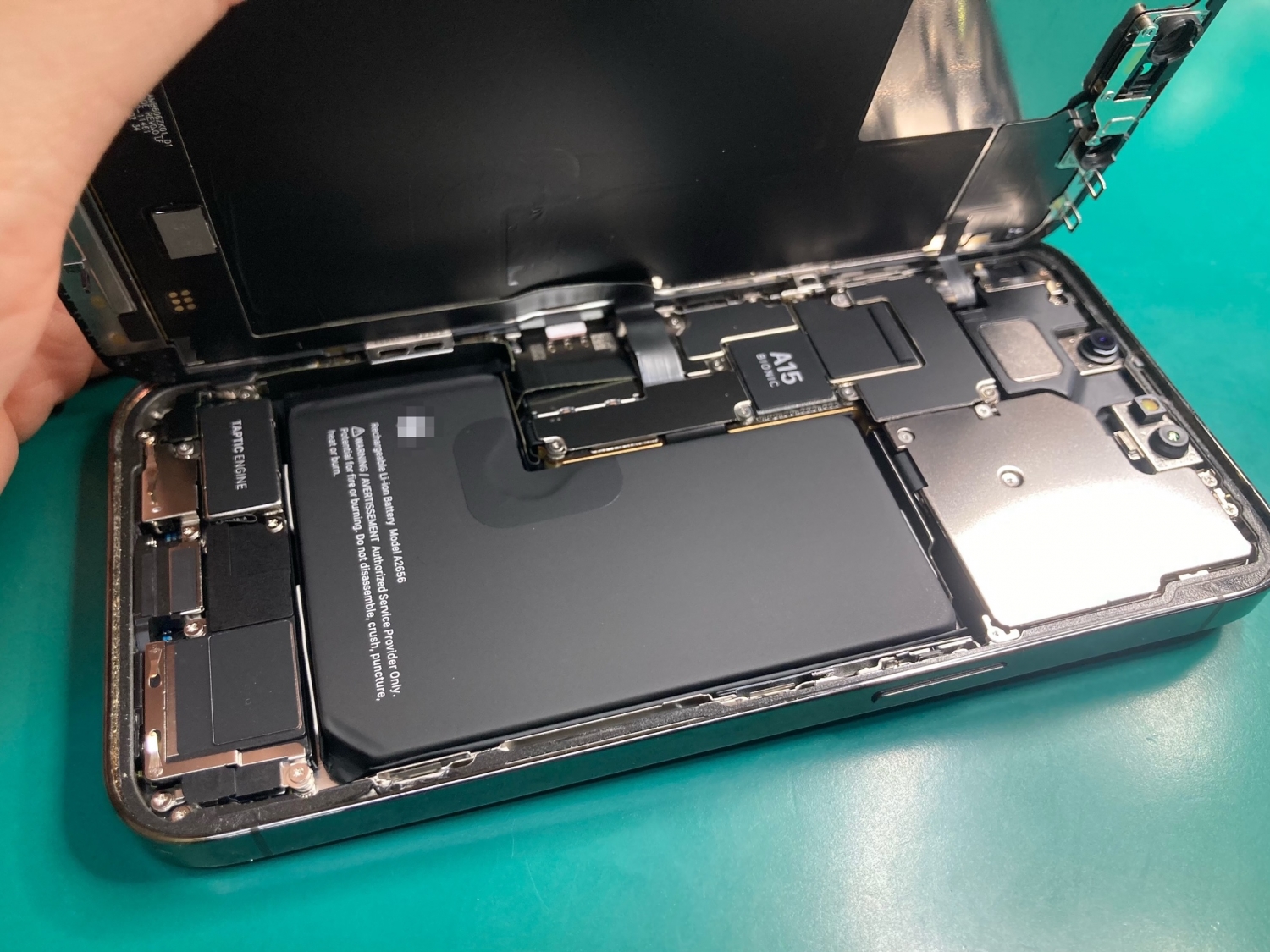 劣化したバッテリーを新品に！iPhoneバッテリー交換はお気軽にご相談ください。
