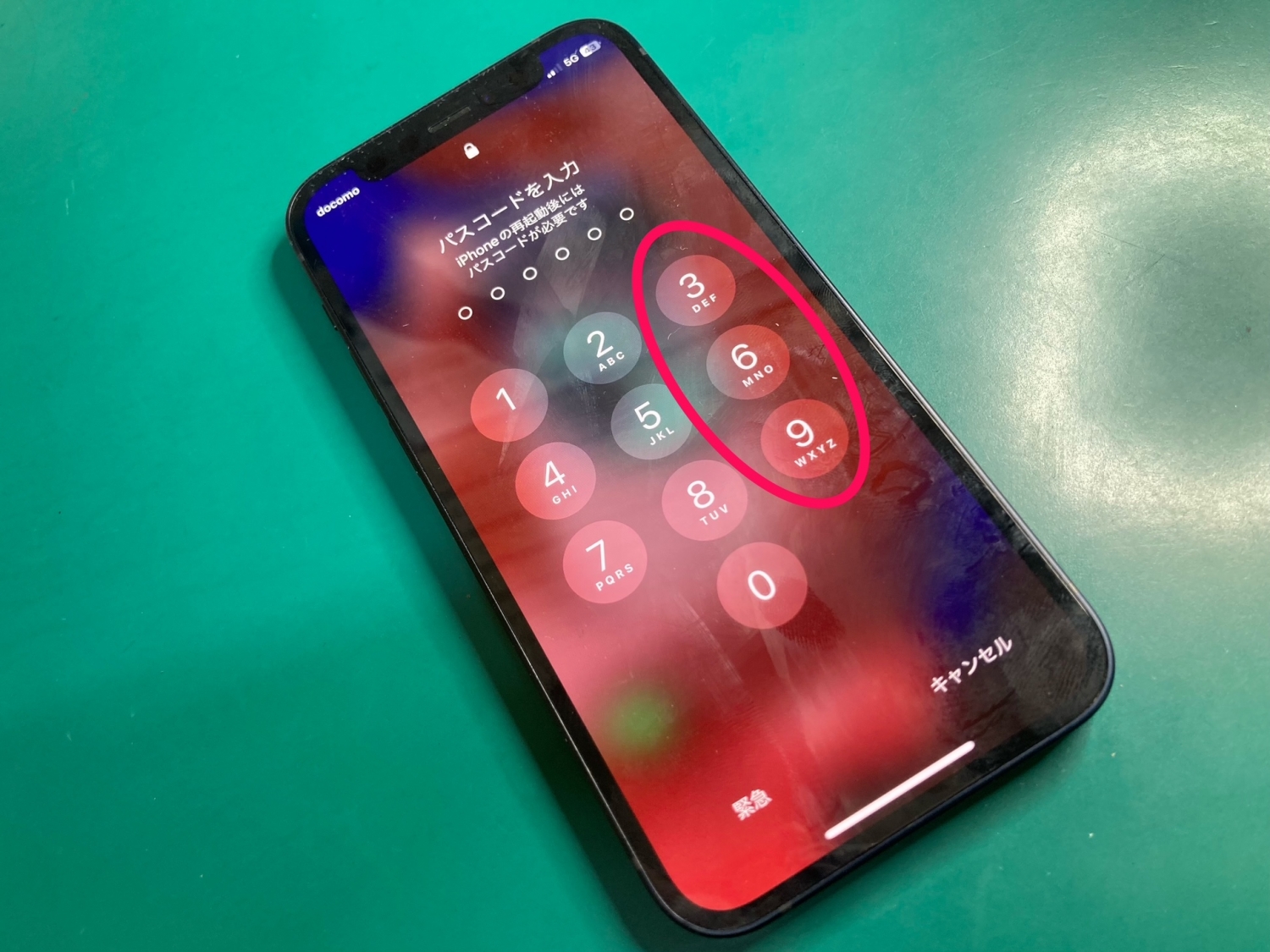 一部画面のタッチ操作ができず、パスコードを入力できないiPhone修理をご依頼いただきました。