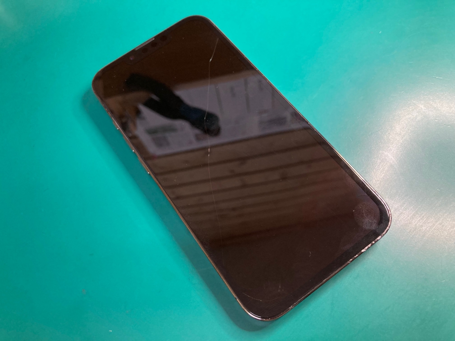 液晶パネル使用希望！ブラックアウトiPhone 13Proパネル交換でデータ確認できました。