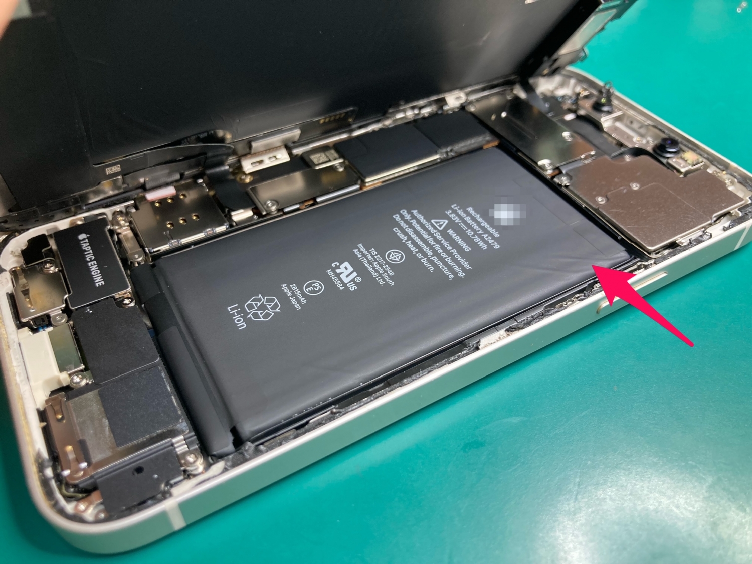 わずかに膨張が見られたiPhone 12、バッテリー交換をさせていただきました。