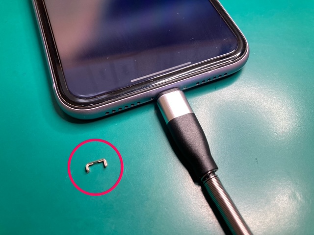 充電ケーブルの先端が折れた！？異物が充電口に残ったiPhone 11をお預かりしました。