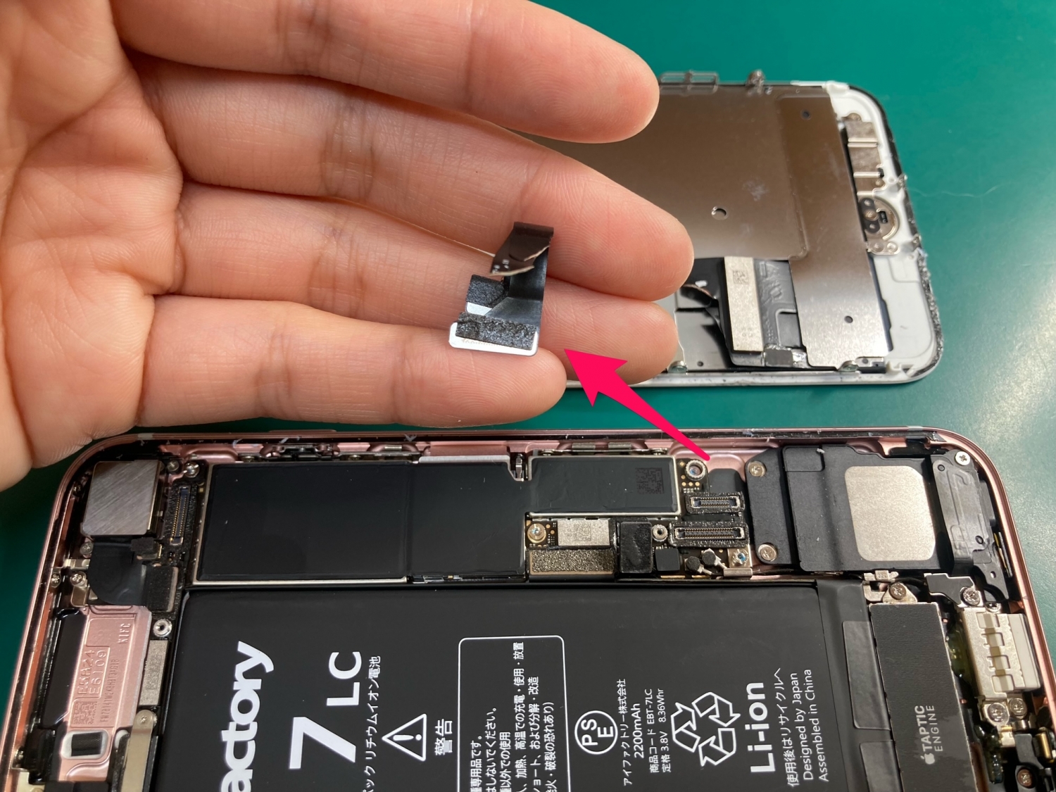 iPhone 7の自己修理中に、 「ケーブルがちぎれてしまった」というご相談をいただきました。