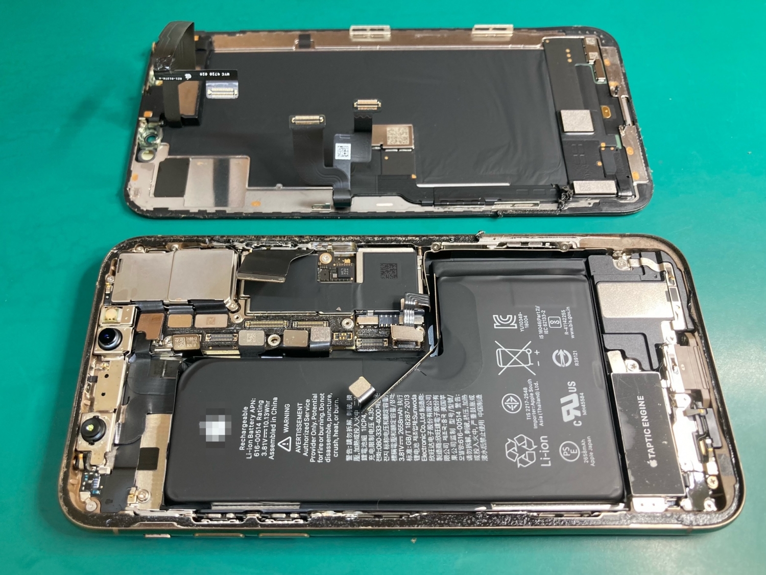 雨に濡れて電源が入らなくなったiPhone Xs、乾燥作業で無事に起動しました。