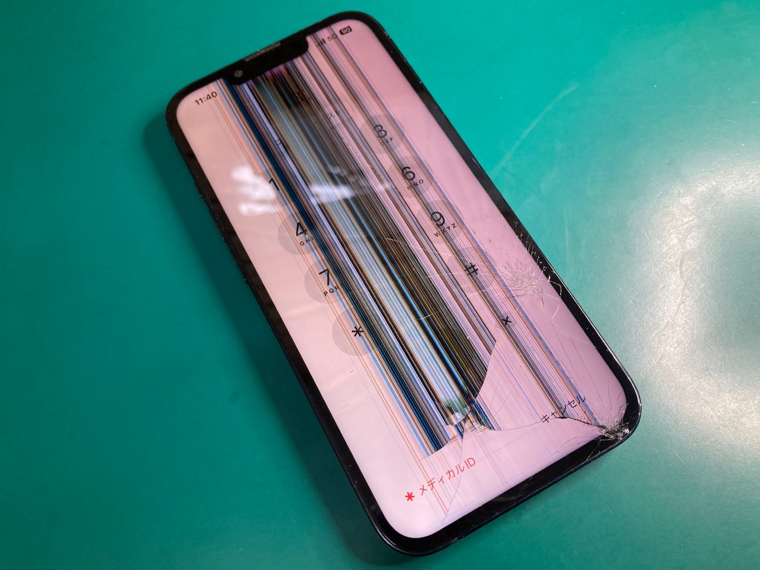 スパイクシューズ直撃で画面トラブル…iPhone 13修理依頼をいただきました。