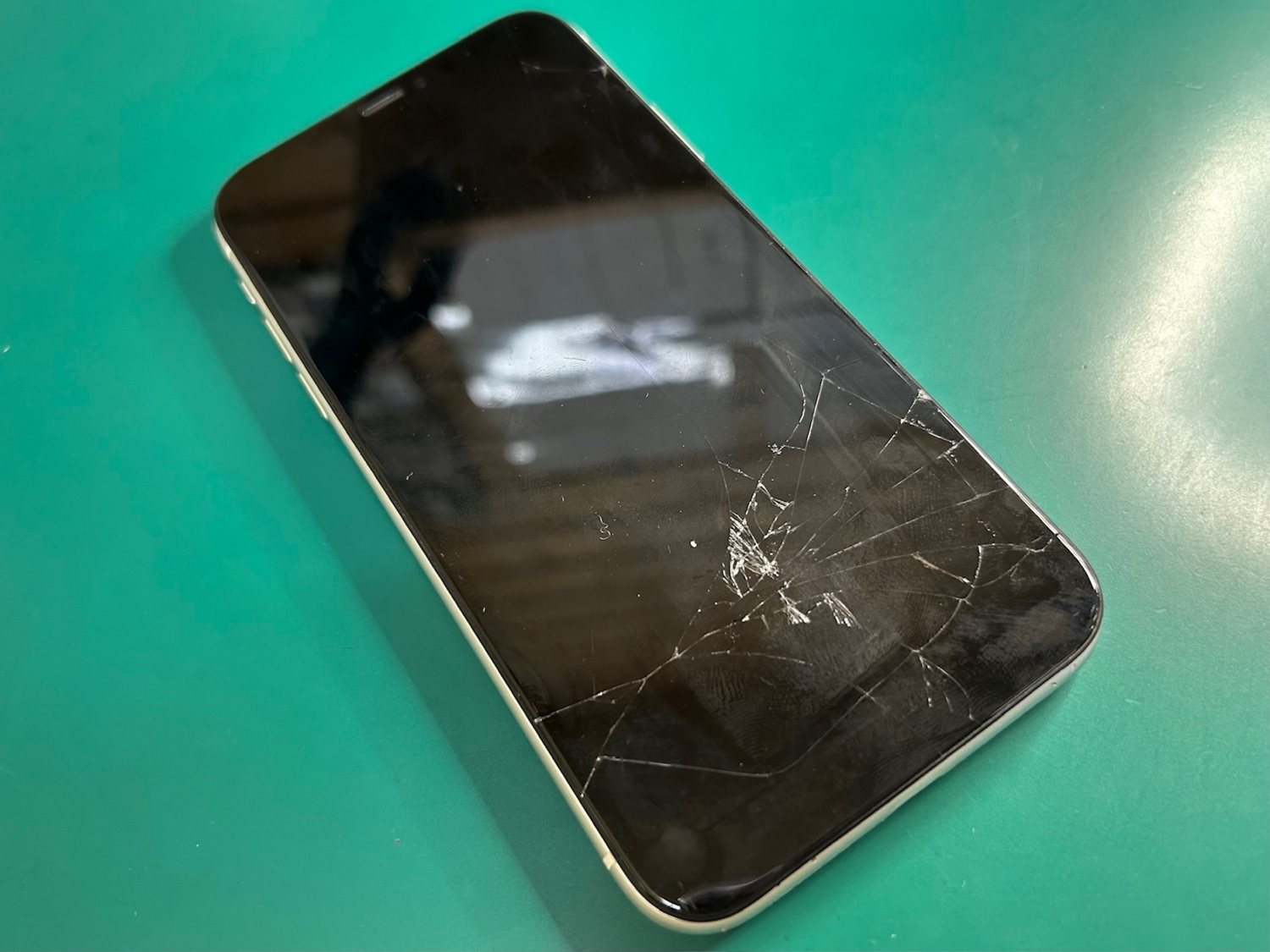 sora⭐︎ Apple iPhone 11 ブラック 画面ひびあり Apple iPhone 11