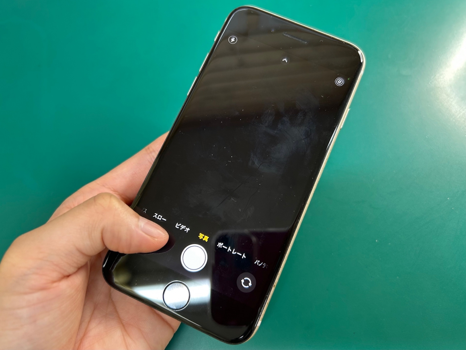 落としてアウトカメラが真っ暗に！iPhoneカメラ交換をご依頼いただき