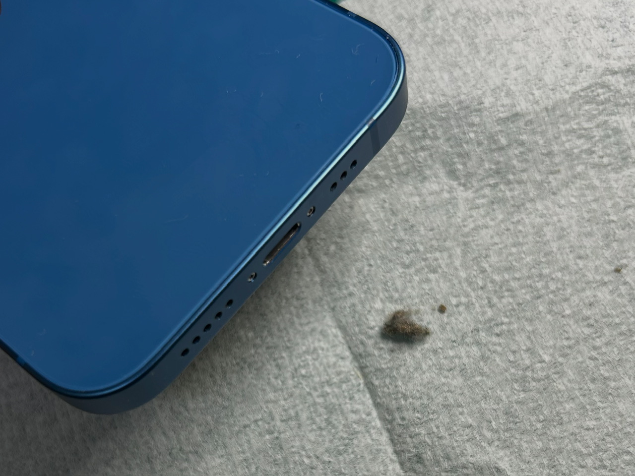 iPhoneが充電できない原因、もしかすると充電口のホコリかも…？