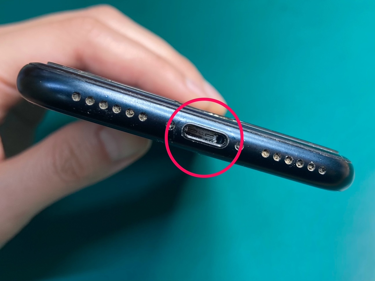 iPhone充電できない！充電口にケーブル先端が詰まったトラブルを解消しました。