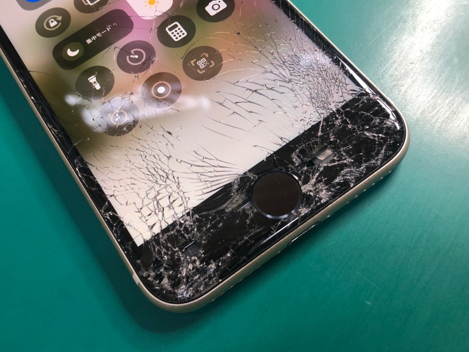 落下の衝撃で画面がバキバキに…iPhone SE3の画面交換修理を承りました。