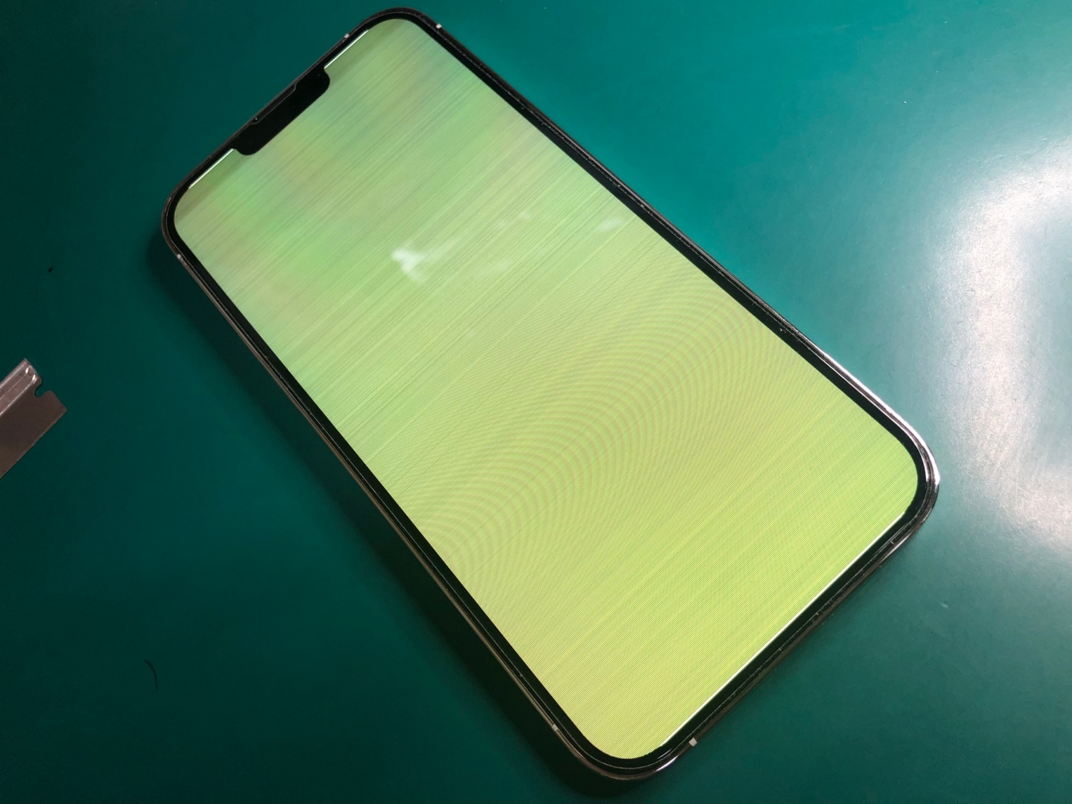 iPhone 13ProMaxで突然のグリーンスクリーン！有機EL画面交換で修理完了しました。