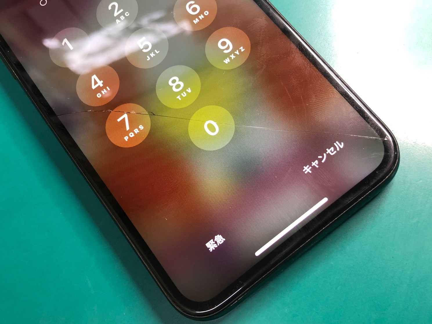 画面ひび割れ＋タッチ反応がにぶいiPhone X、画面交換のご相談をいただきました。