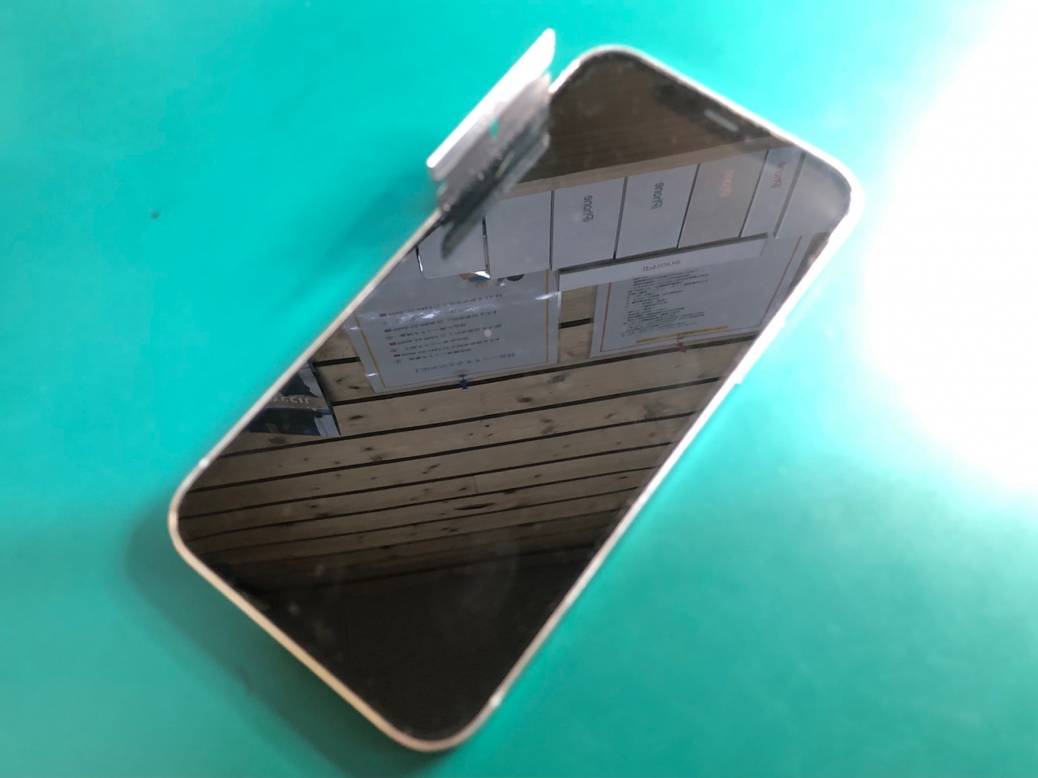 画面が真っ暗に…ブラックアウトしたiPhone 12をお預かりしました。