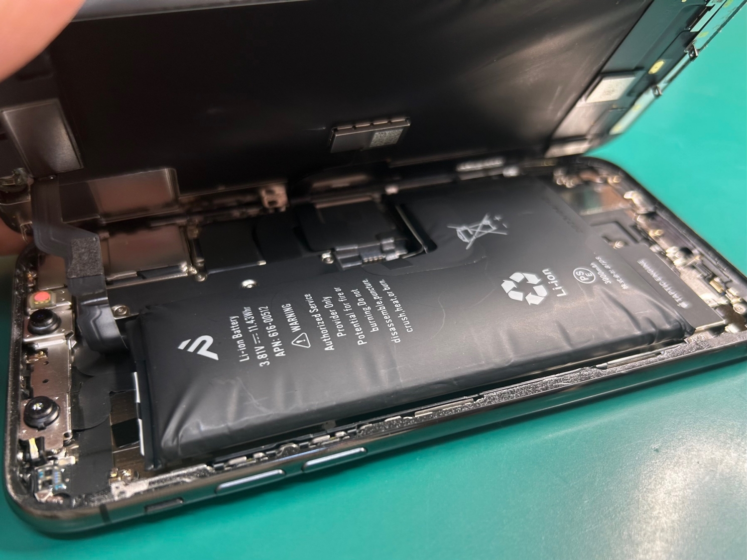 膨張が進んだiPhoneのバッテリー交換をさせていただきました。