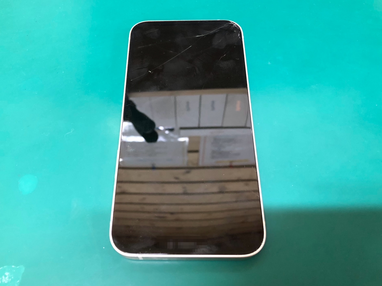 画面が真っ暗...落としてブラックアウトのiPhone 12をお預かりしました。