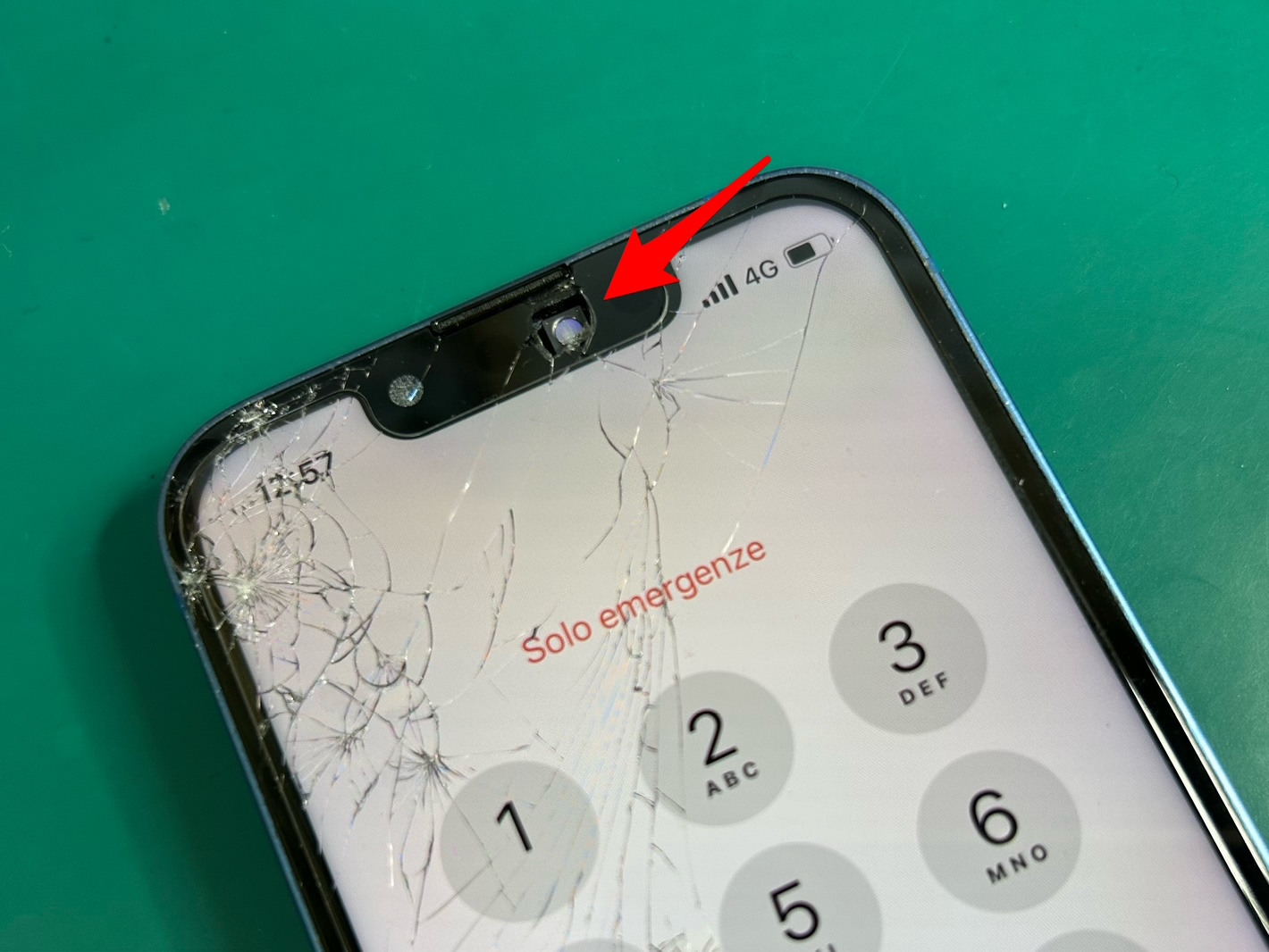 画面割れで内部が露出したiPhoneも、フロントパネル交換で直りました