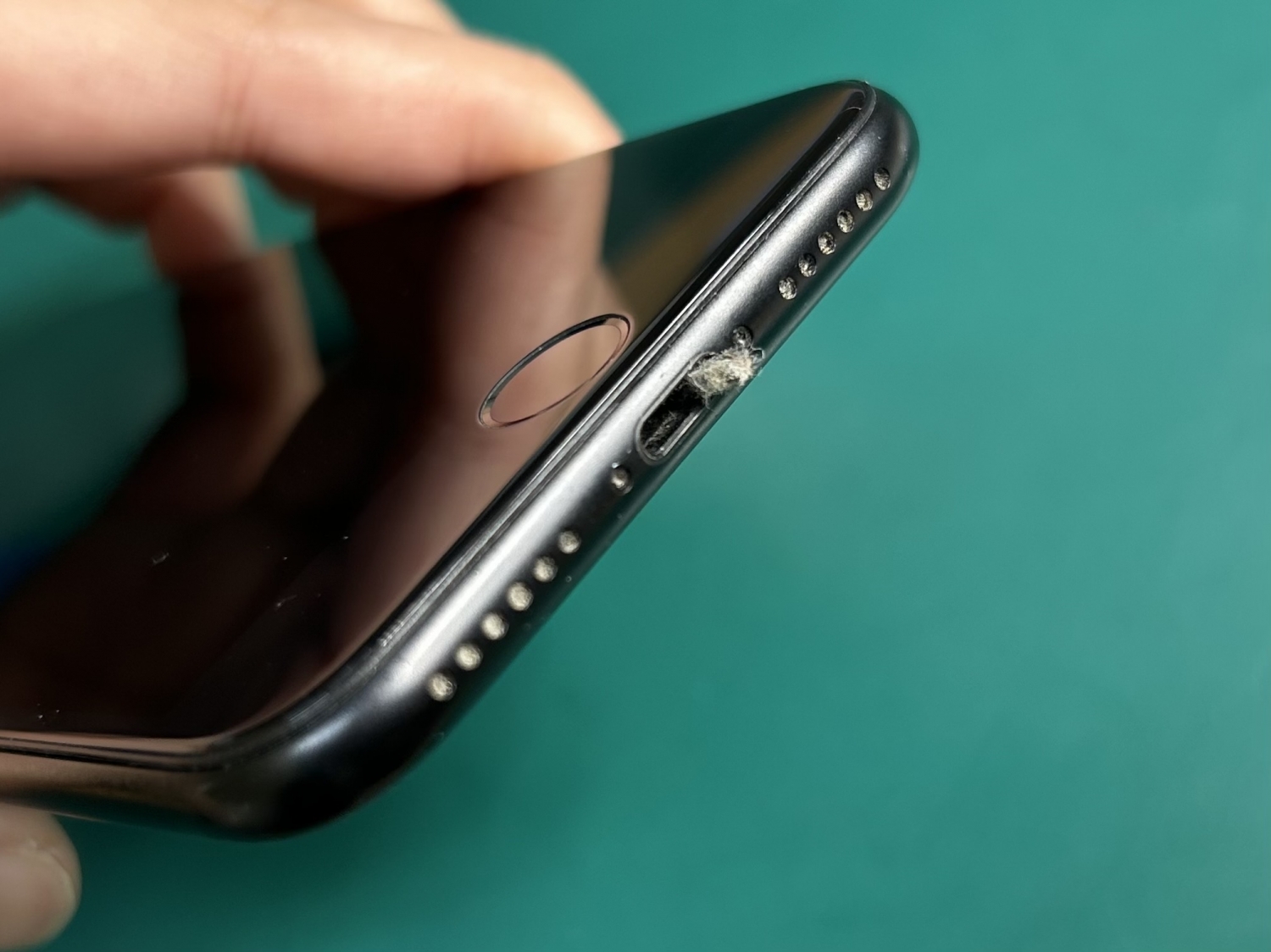 iPhone充電口の詰まりは、接触不良の原因になります。