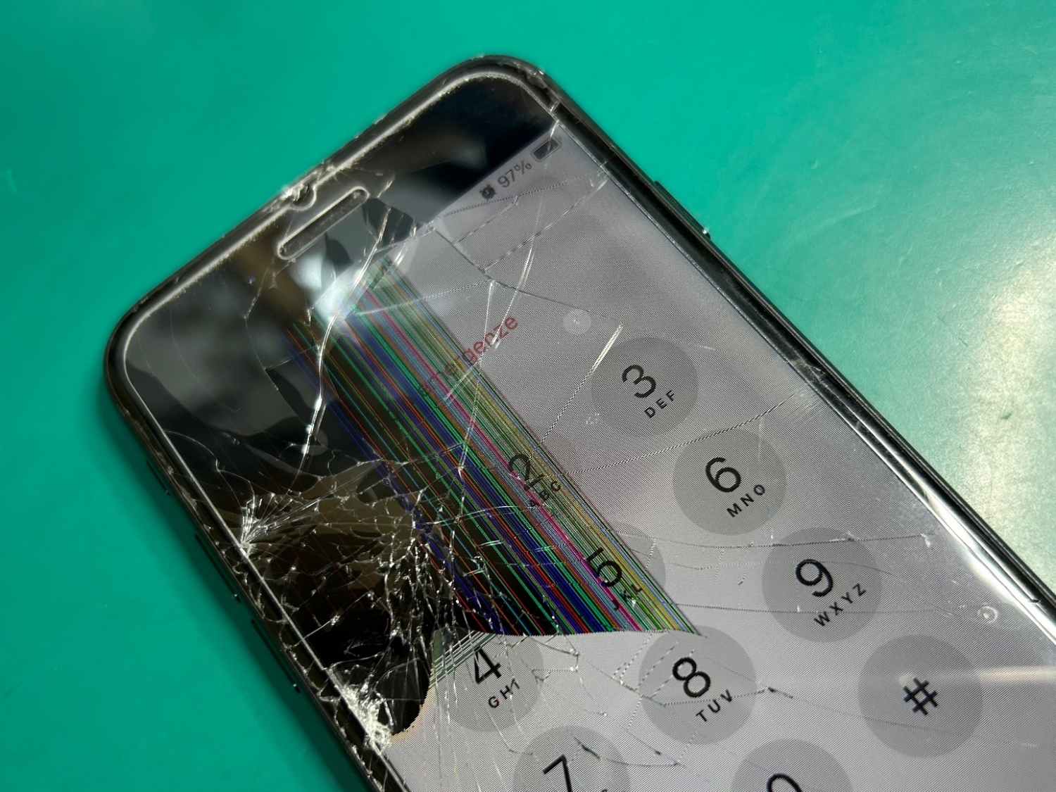 iPhoneフロントパネル交換で、画面割れ・表示・タッチの不具合を解消できました。