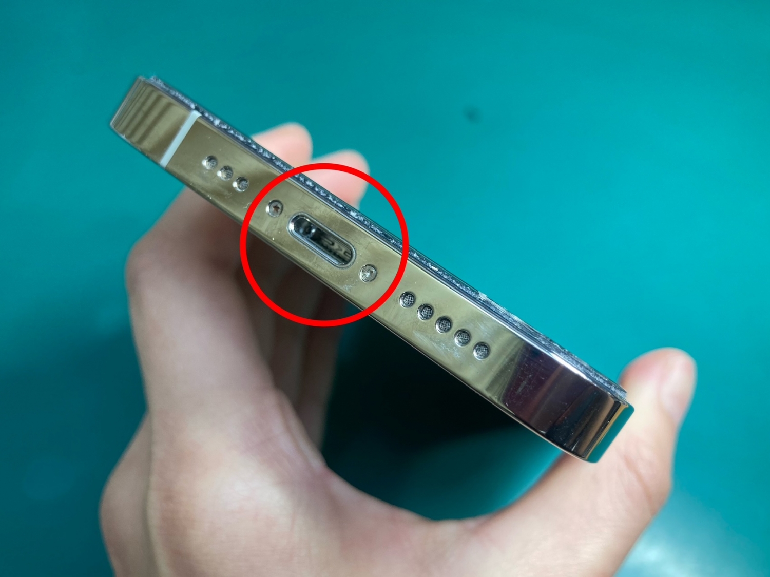 iPhoneの充電口に詰まり物！充電できない症状をご相談いただきました。