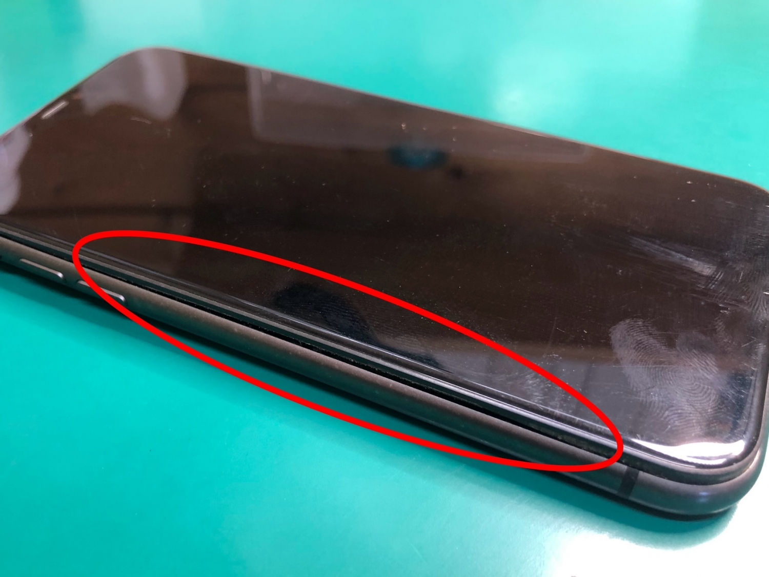 電源が入らないiPhone 11、原因はバッテリーの劣化と膨張でした。