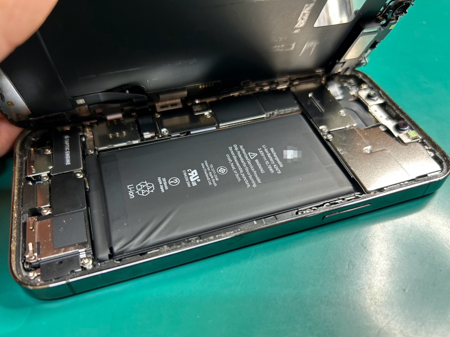 iPhoneバッテリー膨張初期を確認し、交換させていただきました。