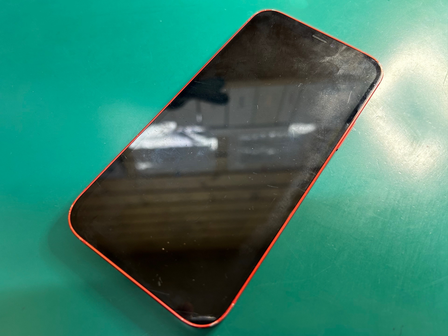 寒冷地滞在中、起動しなくなったiPhone 12をお預かりしました。