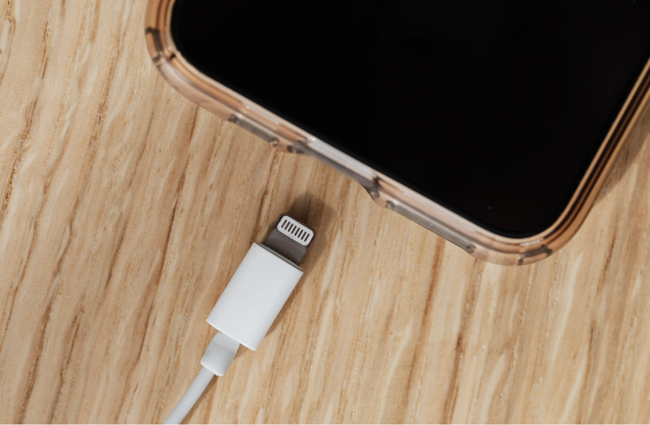 iPhoneの充電トラブルは、充電機器の見直しで改善することがあります。