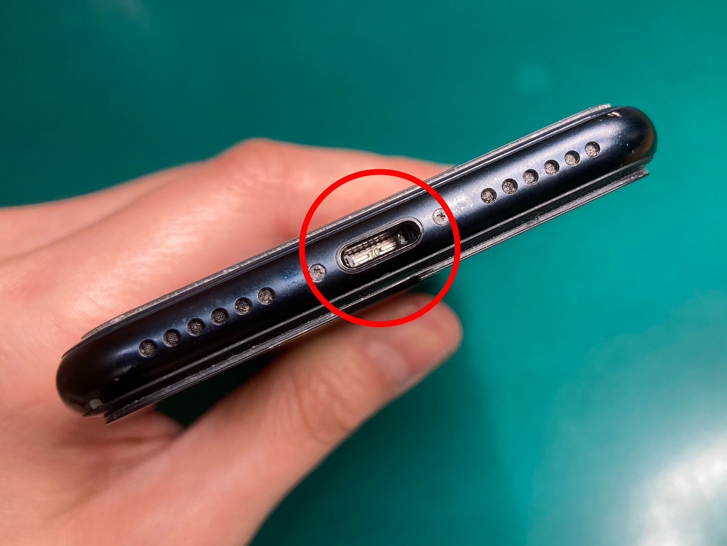 充電ケーブルが差し込めない…iPhone先端金具の詰まりを除去しました。