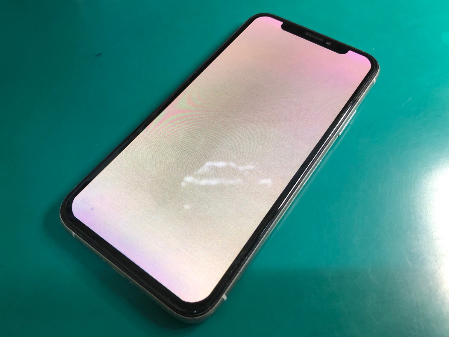 落下で白飛び表示に…iPhone有機EL画面交換できれいに直りました。