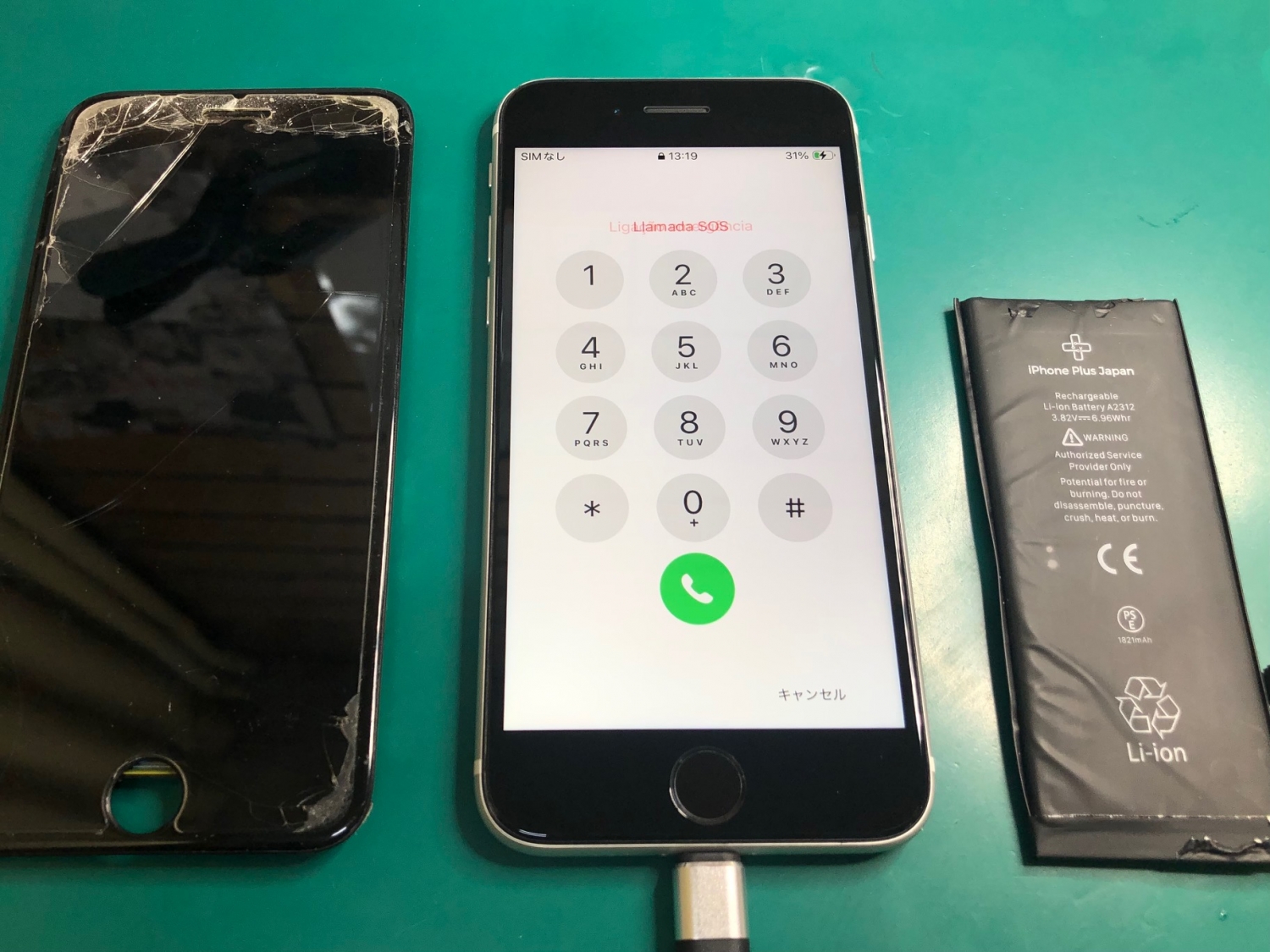 落として画面割れ＆液晶破損のiPhone SE2、バッテリーの膨張も判明しました。